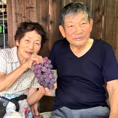 人とのご縁を大切に『果物で笑顔』を作る農園 🍇1万人以上来園する観光農園 🍇ぶどう作り66年目4世代でじいちゃんたち ぶどう狩り 8月〜9月 ・営業時間 11から13時 予約はLINE↓ ・王様のブランチ 2022年11/26 ▷インスタぶどうの通販はこちら↓