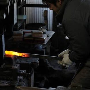 長崎県五島市高田町で鍛冶屋を営んでいる宮崎鍛冶屋です。 和包丁、各種刃物、農具などの鍛造、修理をしております。 https://t.co/5c6AkZcBG5