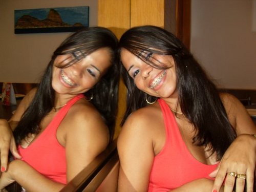 Sou ♈ ariana, inconstantemente inconstante...Sobre mim... Ah tenho 25 anos e 1,65... Amo musica, poesia, dançar, praia e chopp... O resto, éh resto.