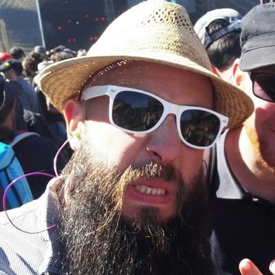 Geek. Ecolo. Homme des tavernes. Un peu bobo aussi. J'ai des super-pouvoirs, je suis mi-homme, mi-gif animé. #pervers #idolatre #cenosillicaphobe #pogonophile