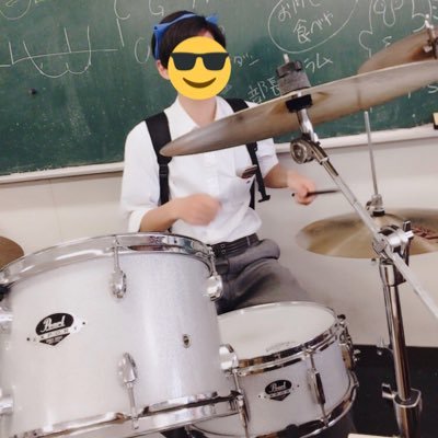 ただいま高校の軽音部でドラムをしています。ドラム以外にも楽器全般できます。
