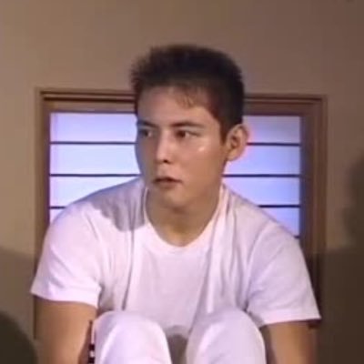 鈴木先輩の股間はいつも盛り上がってる。俺は気になってしょうがない。ある日覗きがばれてしまった。初めてみる先輩の・・・。でも、先輩たちのいじめは俺の想像を越えていた。「お前のほしいのはこれなんだろ?」雄達の秘密の楽しみ体育会・性のいじめ。