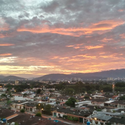 Urbanización pujante del Municipio Naguanagua. Con el Cerro El Café de fondo, es una de las Urbanizaciones más bonitas que conocemos. De gente trabajadora