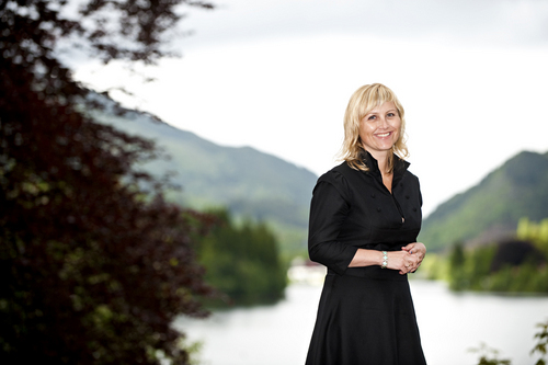 sundlands's profile picture. Filolog i finans. Har eit lite småbruk, driv utelukkande basert på romantikk, ikkje kunnskap.