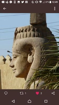 نفرتيتي فيس بوك و تويتر.. راكباني روح كاهنه مصريه قديمه. تقولي ازاي.. اقولك معرفش. بحب مصر 💞 🇪🇬