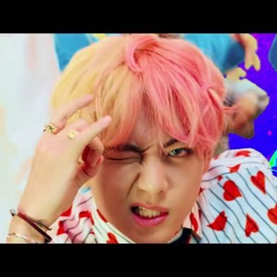 BTSファンを応援すべくプレゼント企画を実施します!随時抽選の結果当選された方にプレゼント致します🤩応募方法はフォロー&RTくださった方々にご連絡します!#BTS/#防弾少年団