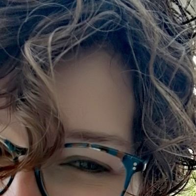 Mamma, teatrante, appassionata di libri e film (chi non lo è?), aspirante gattamorta. Ex pallavolista,ex podista, ex..
