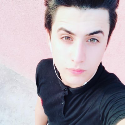 اعشق وطني وترابه