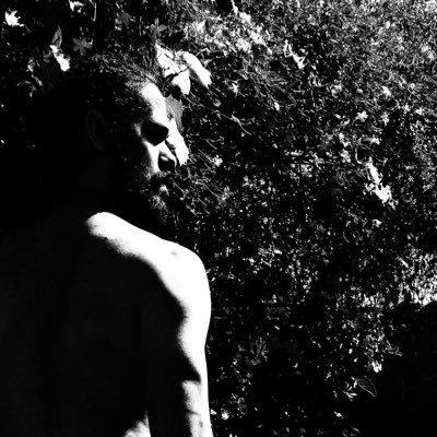 Guitarrista/Compositor/Docente/Cinéfilo/Tenista/Viajero/Pisciano