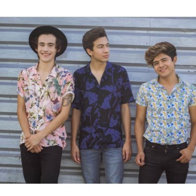 Somos 3 chicos de Tijuana/Ensenada, tenemos un sueño y es triunfar en la música, el grupo esta conformado por Andres Garcia, Pier Krauss y Eduardo Dagio.