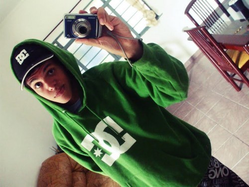 sou chato ,feio,antisocial e mordo .-. rs