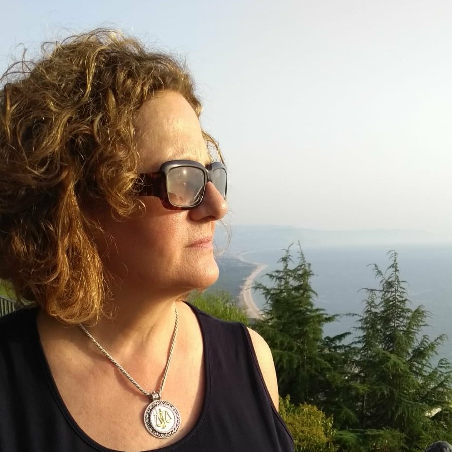 Avvocato a Crotone. Mamma di Caterina e Sara. Sposata con Francesco. Mi interessa la società in cui vivo nelle sue molteplici sfaccettature.
