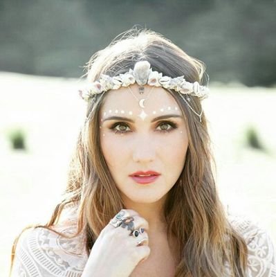 Todo sobre la carrera de la cantante, actriz, compositora y autora: @DulceMaria