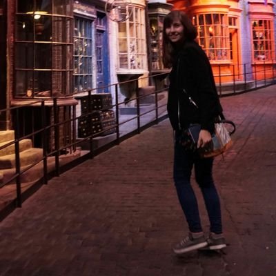 SDownTweeter's profile picture. Dreamer, BA fan, Ellen follower, artist by soul and profession, JK Rowling fan and ... work at a chat line?