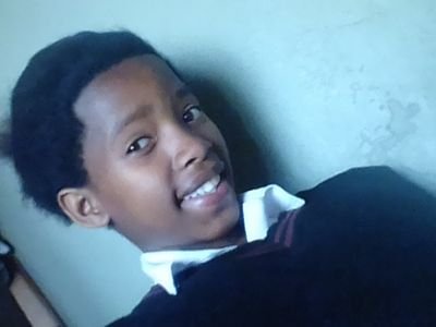 I'm the person who understands
I'm the person who loves others
I'm the person who likes jokes
I'm the person who likes to play
I love my boyfriend zolani 💖