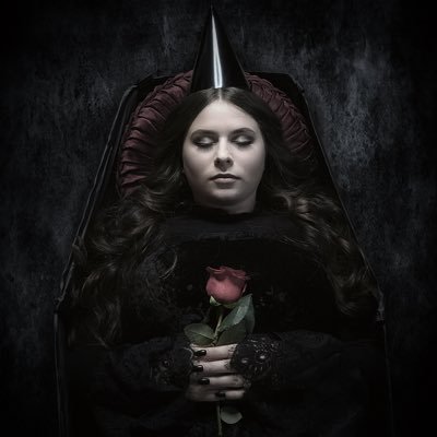 professional beauty/ special effects makeup artist. check out my channel: Samantha Mayhem.