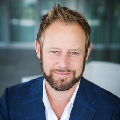 Papa engagé, grand sportif, specialiste en gestion de la performance financière des grandes organisations, et amateur de vino.