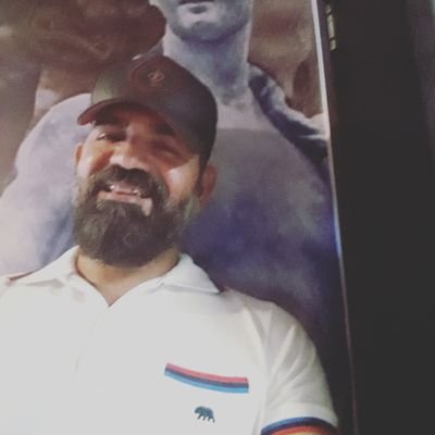 Estudante de gastronomia, desagner de moveis e publicitário. Amante da cozinha e da arte de cozinhar.