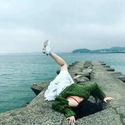 karaagesisters_'s profile picture. 写真はひっくり返ったまりっか。東京都在住。もう戻れないセブンのティーン。