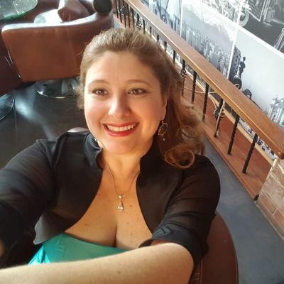 Viviana Tapia Sanchez,  Independiente, Terapeuta, Maestra de Reiki, ASMR, Hipnosis, mamá, siempre positiva,  felizmente casada con @pieropierre