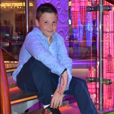 Salut moi chui le gamer de tout Twitter pis je fallow toute ler gameurs et gameuses