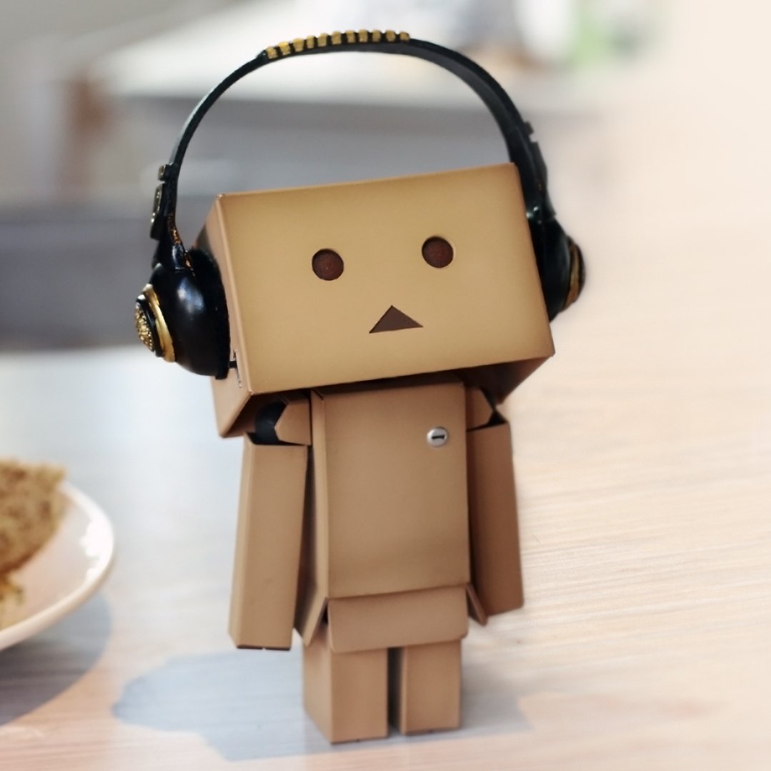 RobotLoveTV's profile picture. 