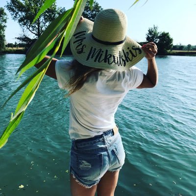 🇫🇷 French London & Hertford ❤️ Proud wife @danmikulskis 🍋Healthy lifestyle 👩💻 Head of Tech @yldio 🏄🏼♀️ Fitgirl 🌎 Traveler @moreactivetrav1🍷Wine lover