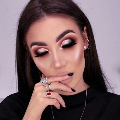 🐇 Cruelty Free MUA on YouTube with 1.2M subs ❤️ 🤘Rocker 🐶 Mumma to 4 Rescue Dogs 🌱 Plantbased 🇦🇺 living in Ireland 📩 info@stephlange.com