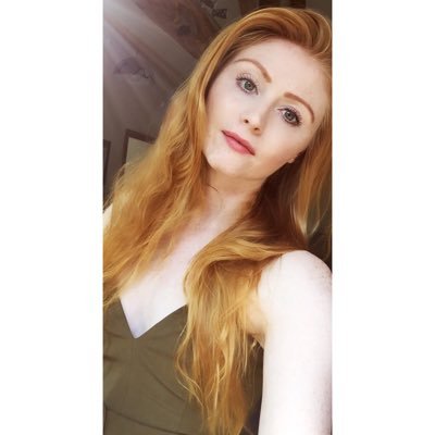 CharlotteA_red's profile picture. 🌙