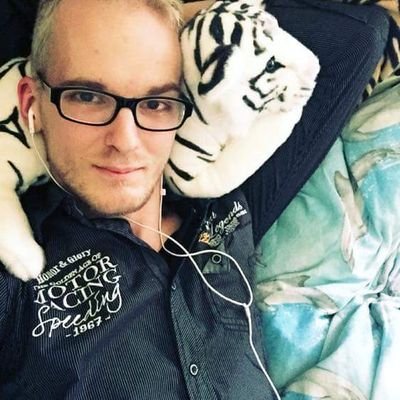 BrianPflicht's profile picture. hm..  was soll man hier nur schreiben :)
ich denke hier ne Biographie einzutragen wurde zu lange dauern. 
Wenn man was wissen will kann man fragen ;)