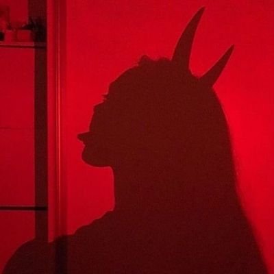 hi stalker//
Твои волосы - белые полосы на афтерпати
После вечеринки моего концерта.
Я смотрел сзади, слева, справа, -
Ты ах*енная