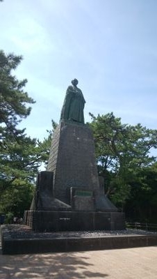 税理士。会計事務所に勤務中。
12年で税理士試験合格(財消簿固法)。
FP2級、宅建、ITパスポート、仏検2級、ハングル検定5級合格。TOEIC635。ブログ。
将棋は振り飛車党。将棋ウォーズ3級。
カズ、寅さん、羽生善治九段のファン。LE SSERAFIMの推しはチェウォン
