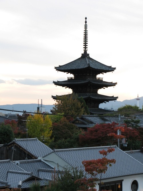 名古屋生まれ大阪育ち。
仕事は京都が長く、横浜、大阪にも。
京都にいろいろ縁があり、第二のふるさとのような存在。