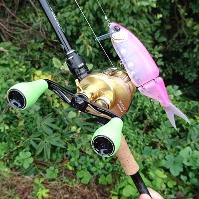 富山県でバス釣りメインでやってます。他にも海釣り全般もやります。腕は道具に見合っておらず、コレクターに近い状態。出身は愛知です。