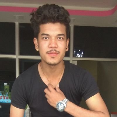 खुशी हरेक मान्छेसँगै लुकेर बसेको हुन्छ,,अरुकसैले दिएर पाइने होइन।त्यसैले खुशीको माध्यम बन्न अरुलाई किन दिने आफैँ खोजौँ ।