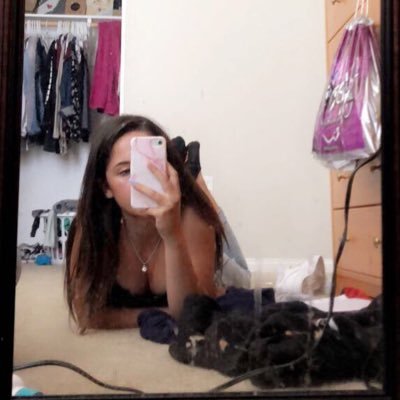 lizzystavross's profile picture. ig: lizzystavros