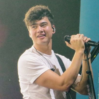 daily photos and videos of calum hood | fan acc