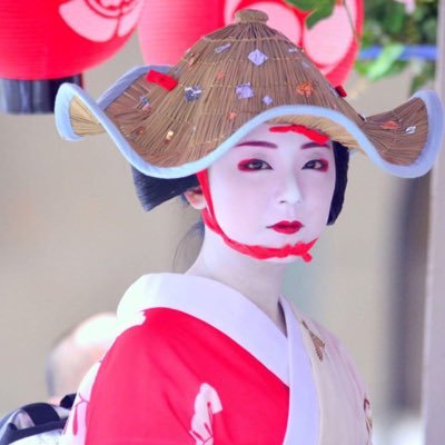 花街の文化に興味のある高校生です。基本的に、舞妓(半玉、舞子、振袖)さんや芸妓(芸者、留袖)さんの情報収集のための垢です。 ですが、舞妓さん、芸妓さん好きとも繋がれたらなと思っております。仲良くしていただけると嬉しいです(^^)        ※無言フォロー失礼します