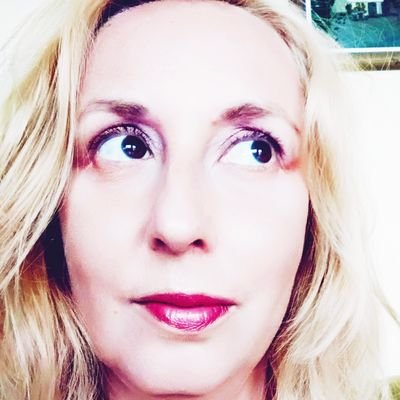 Escritora de romance histórico. Adicta a la lectura y a la escritura.