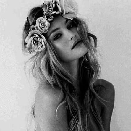 Lujain .. 💛
فآتنه ك الشتآء .. قآتله ك الصيفَ ..
بعيده عن منتصف الأمور وغآرقه بترهآت الحيآة ..