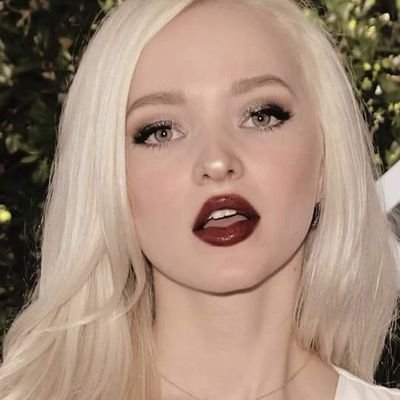 Labios de tentación, perdidos en almas melancólicas, deslumbrándose en poemas heridos, conteniendo pensamientos de constelaciones desoladas. Cigarettęs: 🖤.