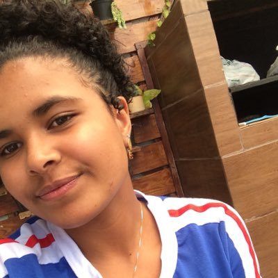 Canto e toco violão (um pouco), escrevo umas musicas (meio bosta), Estudo, tenho 16 anos, sou Mineira, sou Canceriana, tem muito mais, chama no direct...