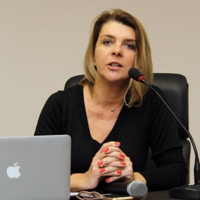 Jornalista, operária da Fábrica de Comunicação, mãe do Guto, da Fernanda e da Sofia.
