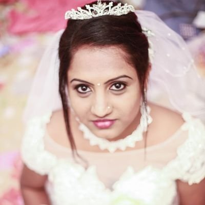 sliceitstudio, specialises in professional wedding photography services. Our team of talented and qualified photographers uses specialised equipment to capture