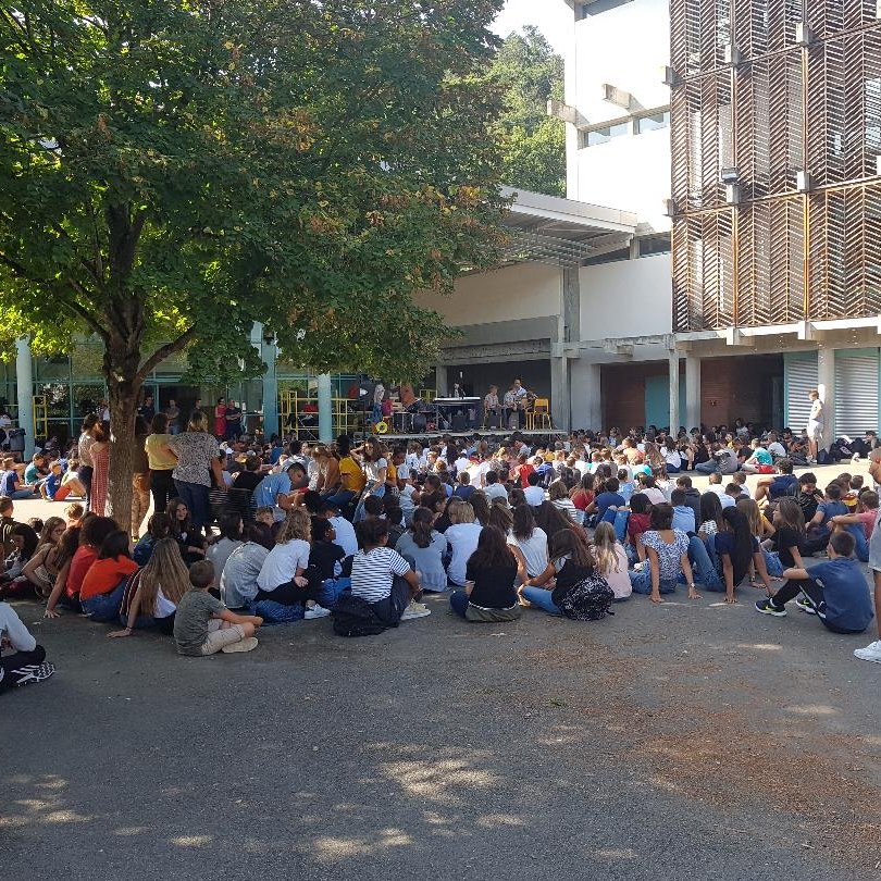 collège des 3 vallées du département de la Haute-Garonne avec des sections  foot et basket  collège axé aussi sur la culture. Collège pilote Main à la pâte.