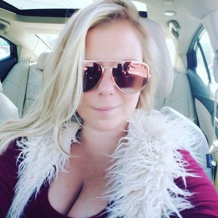 AndreaTheHR's profile picture. Entrepreneur trying to fill the world with happy and glitter.