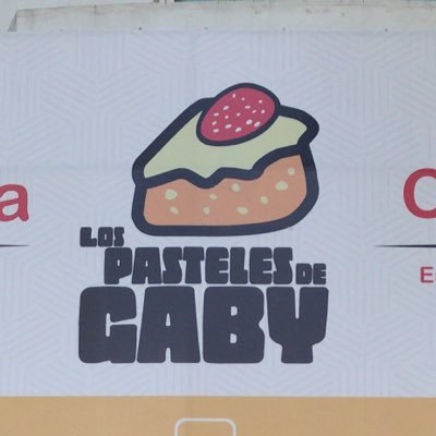 Pastelería con postres y comida rica, punto de reunión de venezolanos y amantes de libros, pueden leer nuestros libros mientras se toman un rico café