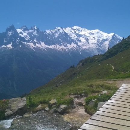 Médecin Généraliste remplaçante et sportive à temps plein. Trail. Ski de fond. De rando. Parapente. Vélo de route. Être en montagne le plus possible.