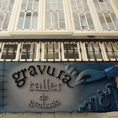 El Taller Gravura se crea en 1979. Paco Aguilar lo dirige junto  a Mariana Martín. Actividades; cursos de grabado, ediciones y exposiciones.