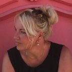 Mother of five en someone’s wife. Tégen de 40, maar verzetten heeft geen zin.